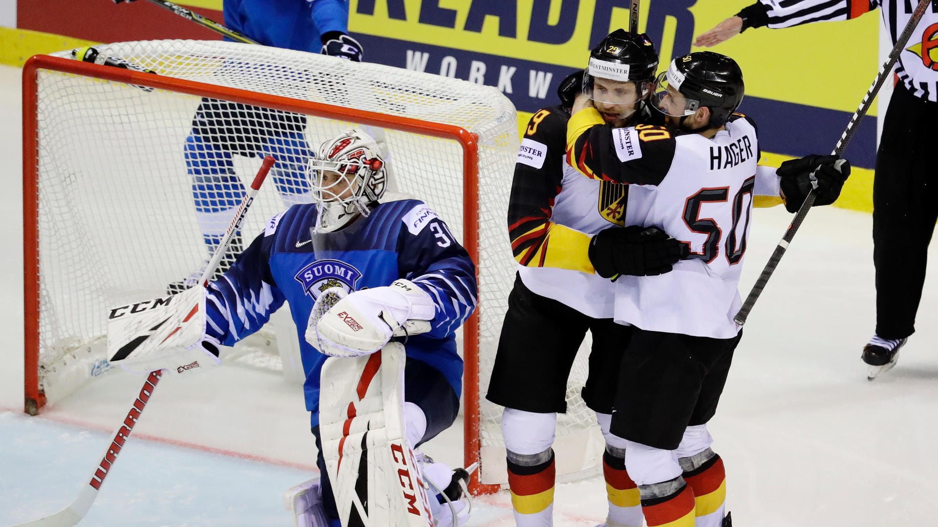 Torjubel bei Leon Draisaitl (M.) und Patrick Hager: Deutschland gelingt gegen Finnland eine Sensation.