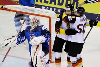 Torjubel bei Leon Draisaitl (M.) und Patrick Hager: Deutschland gelingt gegen Finnland eine Sensation.