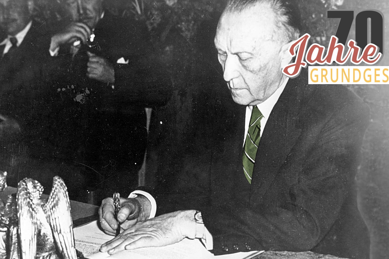 Konrad Adenauer: Der Präsident des Parlamentarischen Rates unterzeichnet das Grundgesetz. Am 23. Mai 1949 wurde es verkündet – die Geburtsstunde der Bundesrepublik Deutschland.