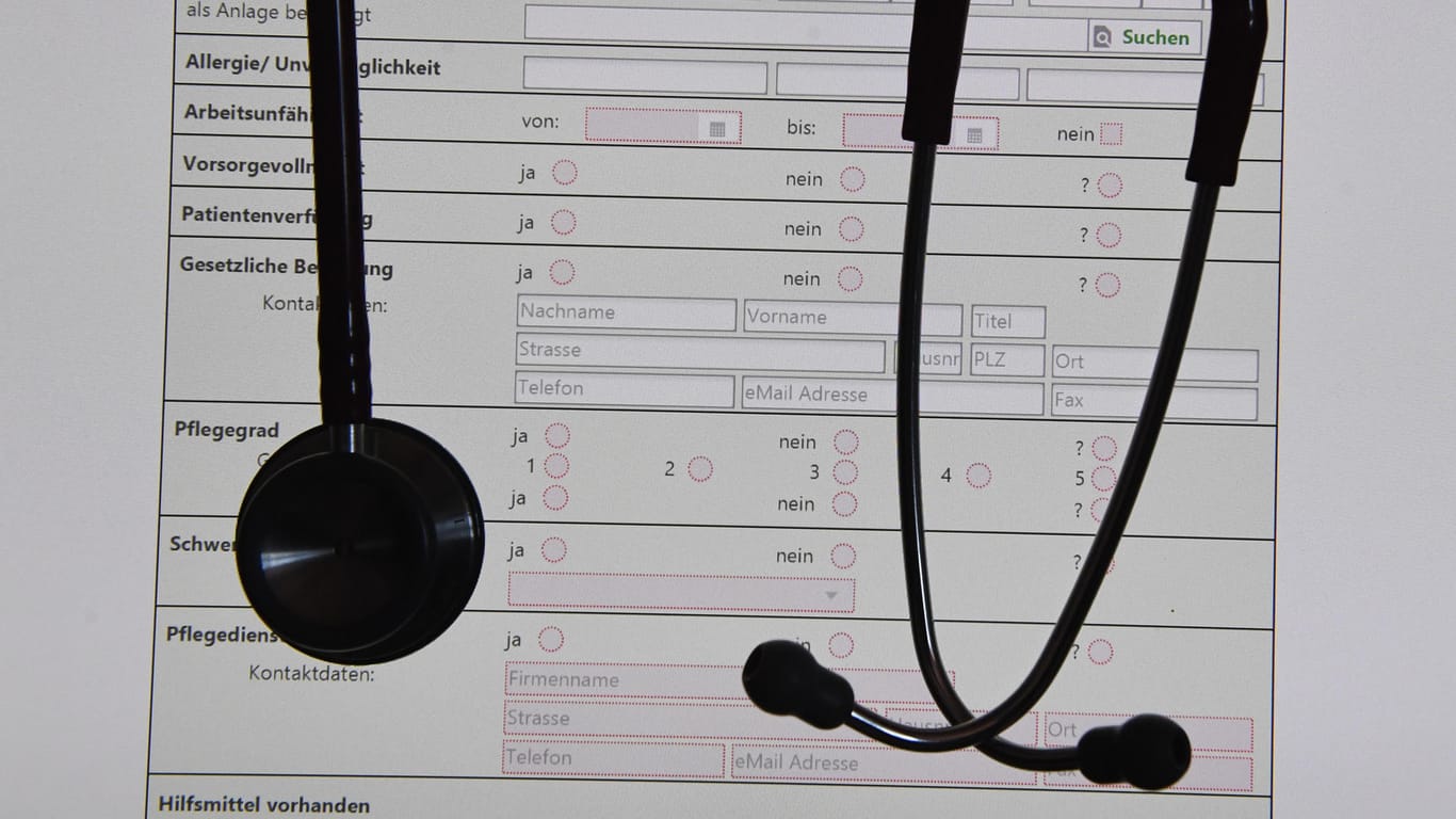 Ein Stethoskop hängt vor einem Bildschirm mit Patientendaten: Bisher läuft die Kommunikation zwischen Ärzte und Kliniken vor allem auf Papier. (Archivbild)