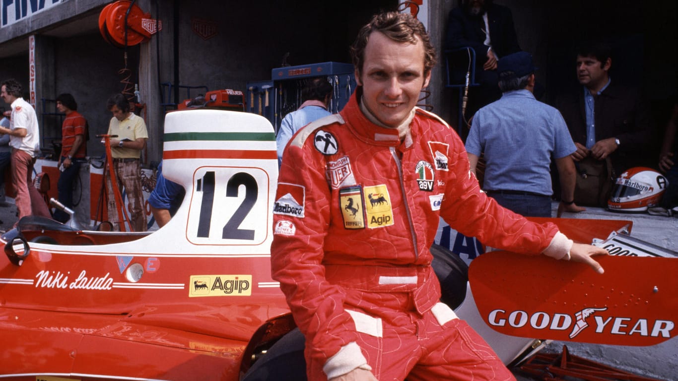 Die Rennstrecke war sein Leben: Niki Lauda ist hier 1975 im Einsatz und sitzt auf seinem Rennwagen in der Boxengasse.