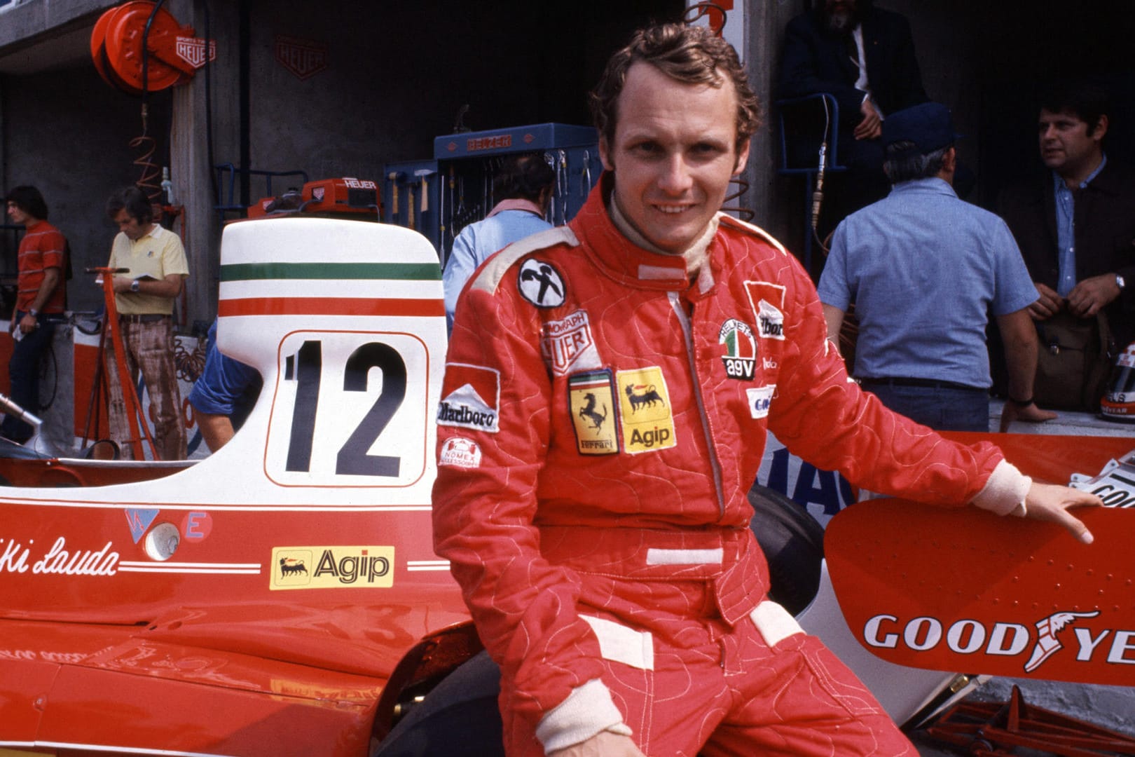 Die Rennstrecke war sein Leben: Niki Lauda ist hier 1975 im Einsatz und sitzt auf seinem Rennwagen in der Boxengasse.