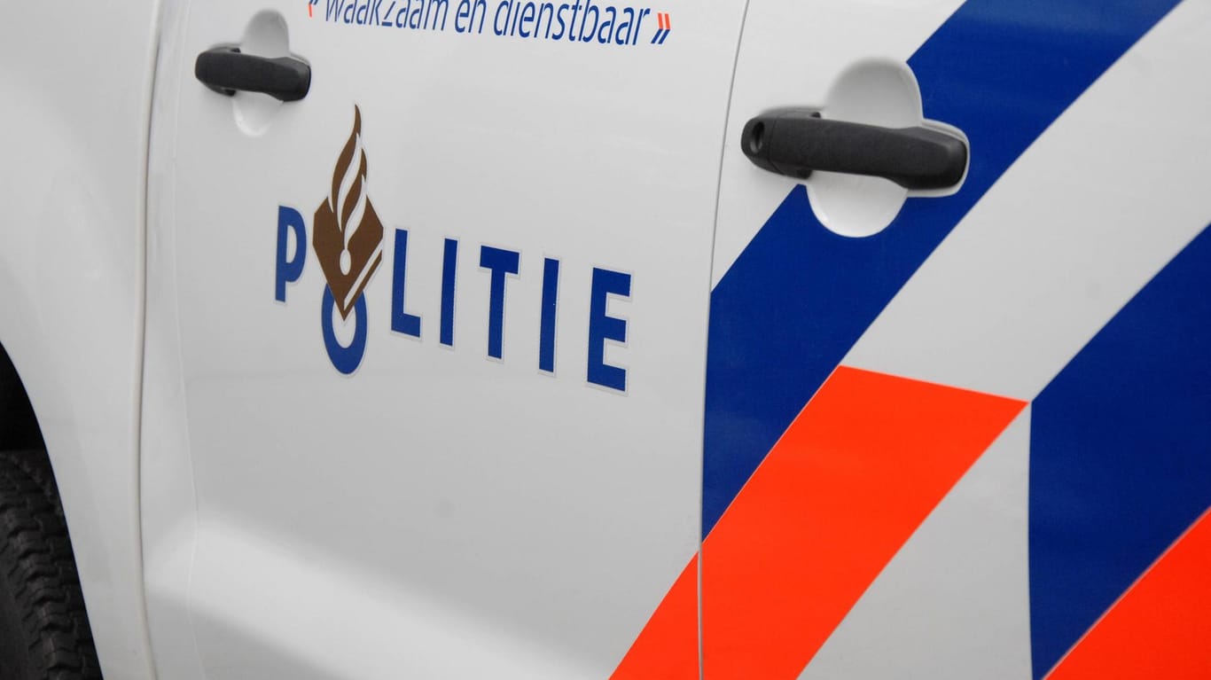 Ein Auto der niederländischen Polizei: Deutsche und niederländische Polizisten führten gleichzeitig sechs Razzien in beiden Ländern durch. (Symbolbild)