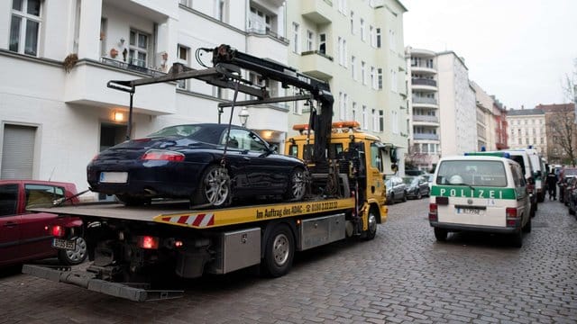 Großeinsatz gegen eine mutmaßlich kriminelle arabische Großfamilie: Ein Porsche Cabrio wird im Berliner Bezirk Neukölln abtransportiert.