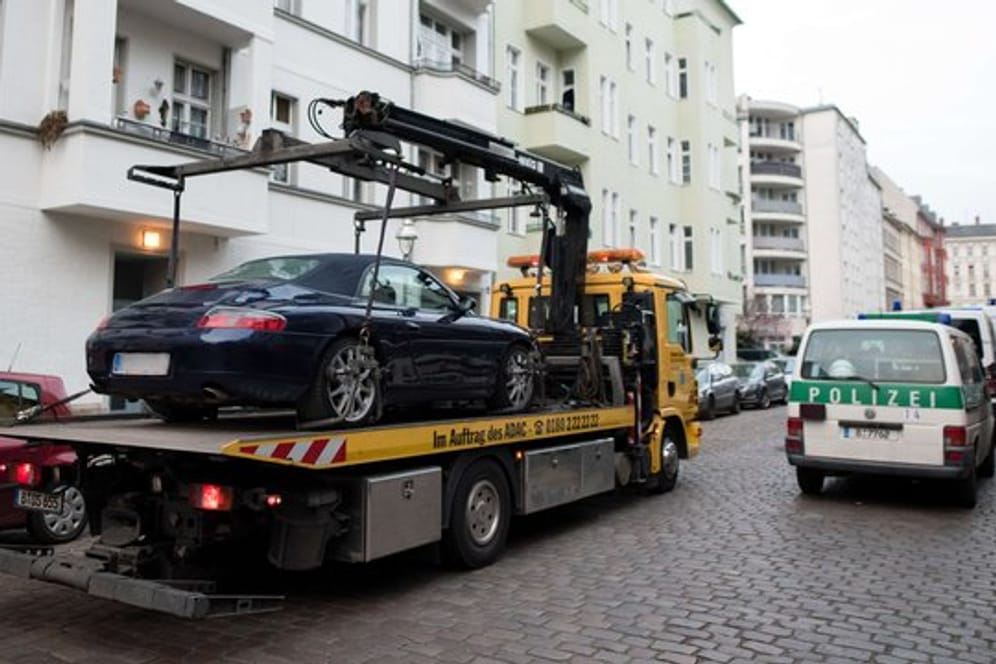 Großeinsatz gegen eine mutmaßlich kriminelle arabische Großfamilie: Ein Porsche Cabrio wird im Berliner Bezirk Neukölln abtransportiert.