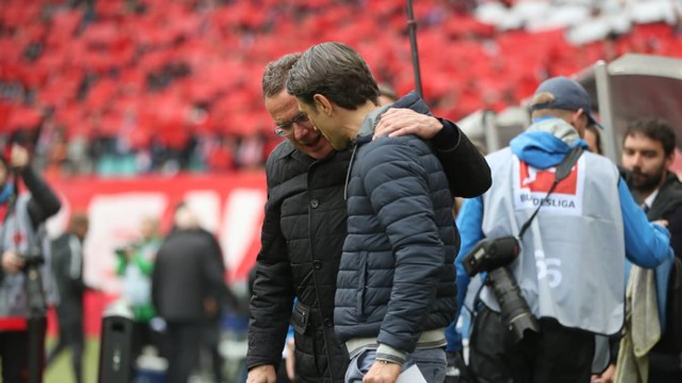 Bayern-Trainer Niko Kovac (r) bekommt Unterstützung von RB-Sportdirektor Ralf Rangnick.