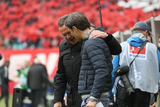 Bayern-Trainer Niko Kovac (r) bekommt Unterstützung von RB-Sportdirektor Ralf Rangnick.