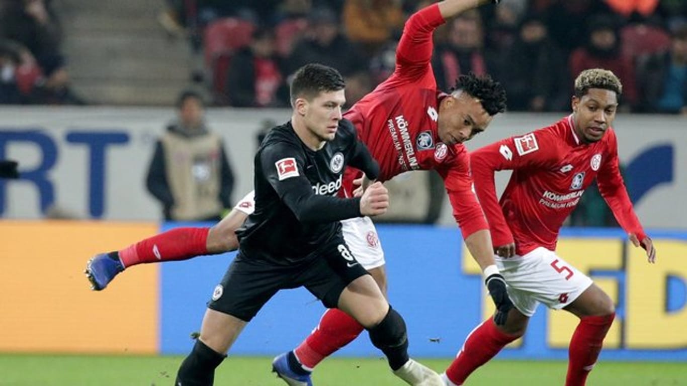 Luka Jovic (l) soll vor einem Wechsel von Eintracht Frankfurt zu Real Madrid stehen.