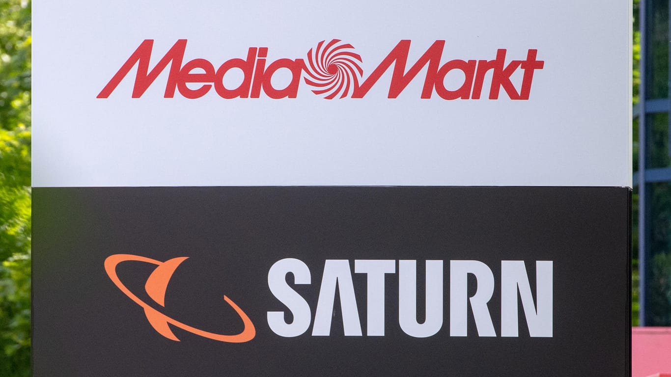 Ein Schild mit den Schriftzügen von Media Markt und Saturn: Der Elektronikhändler Ceconomy ist die Muttergesellschaft von Media Markt und Saturn.