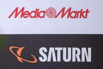 Ein Schild mit den Schriftzügen von Media Markt und Saturn: Der Elektronikhändler Ceconomy ist die Muttergesellschaft von Media Markt und Saturn.