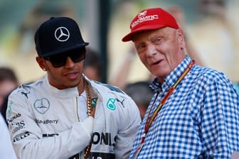 Lewis Hamilton (l) und Niki Lauda arbeiteten bei Mercedes eng zusammen.