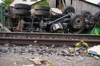 Ein verunglückter Lkw: Nahe Tübingen ist ein Lastkraftwagen mit einer Regionalbahn kollidiert – mehrere Menschen wurden zum Teil schwer verletzt.