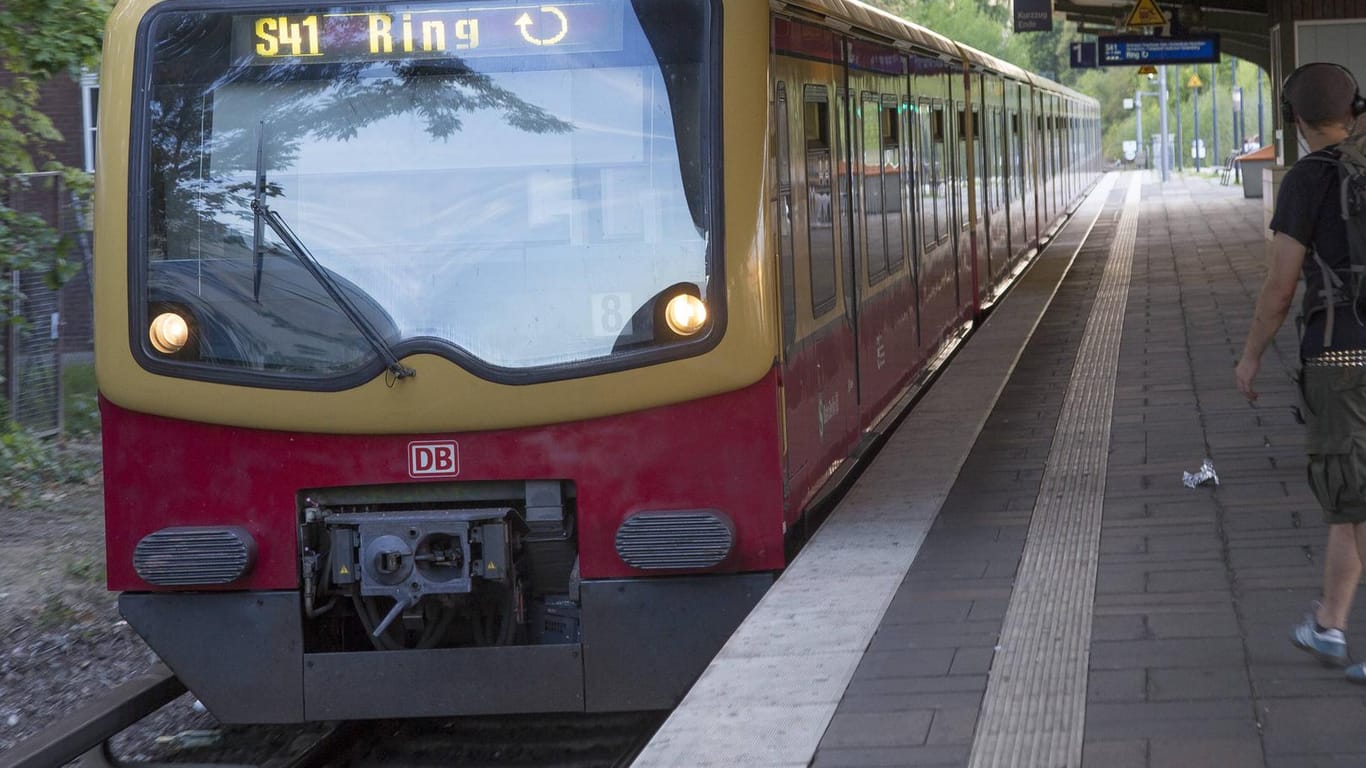 Eine S-Bahn in der Hauptstadt: Im Berliner Statdbezirk Friedrichshain hat ein Mann mit einem Messer auf einen weiteren eingestochen. Offenbar war ein Streit eskaliert. (Symbolfoto)