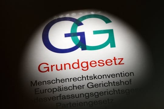 Eine Ausgabe des Grundgesetzes.