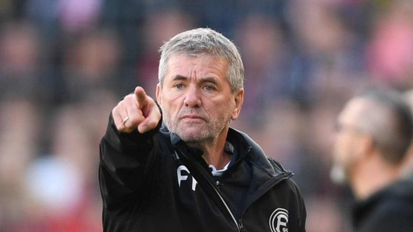 Trainer Friedhelm Funkel ist von der ehemaligen Club-Führung enttäuscht.