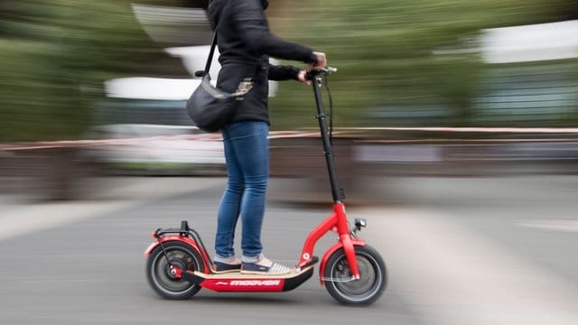 In internationalen Metropolen sind Tretroller mit Elektromotor schon unterwegs.