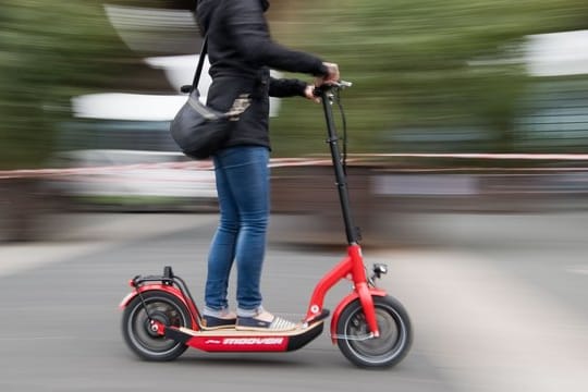 In internationalen Metropolen sind Tretroller mit Elektromotor schon unterwegs.