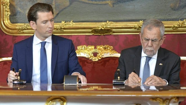 Kanzler Sebastian Kurz (l) und Bundespräsident Alexander Van der Bellen während der Vereidigung neuer Minister in der Präsidentschaftskanzlei in Wien. Kanzler Sebastian Kurz (l) und Bundespräsident Alexander Van der Bellen während der Vereidigung neuer Minister in der Präsidentschaftskanzlei in Wien.