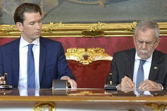 Kanzler Sebastian Kurz (l) und Bundespräsident Alexander Van der Bellen während der Vereidigung neuer Minister in der Präsidentschaftskanzlei in Wien.