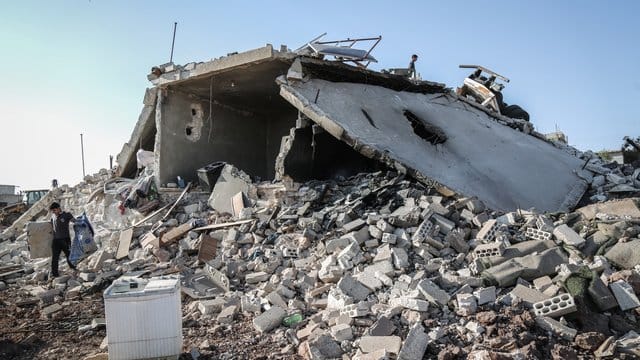 Assads Truppen hatten den Rebellen zuletzt Einflussgebiete in Hama und der Provinz Idlib abgerungen. Assads Truppen hatten den Rebellen zuletzt Einflussgebiete in Hama und der Provinz Idlib abgerungen.
