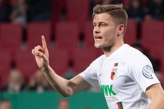 Alfred Finnbogason steht beim FC Augsburg unter Vertrag.