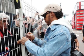 Formel-1-Weltmeister Lewis Hamilton (r) sagte seine Medientermine ab.
