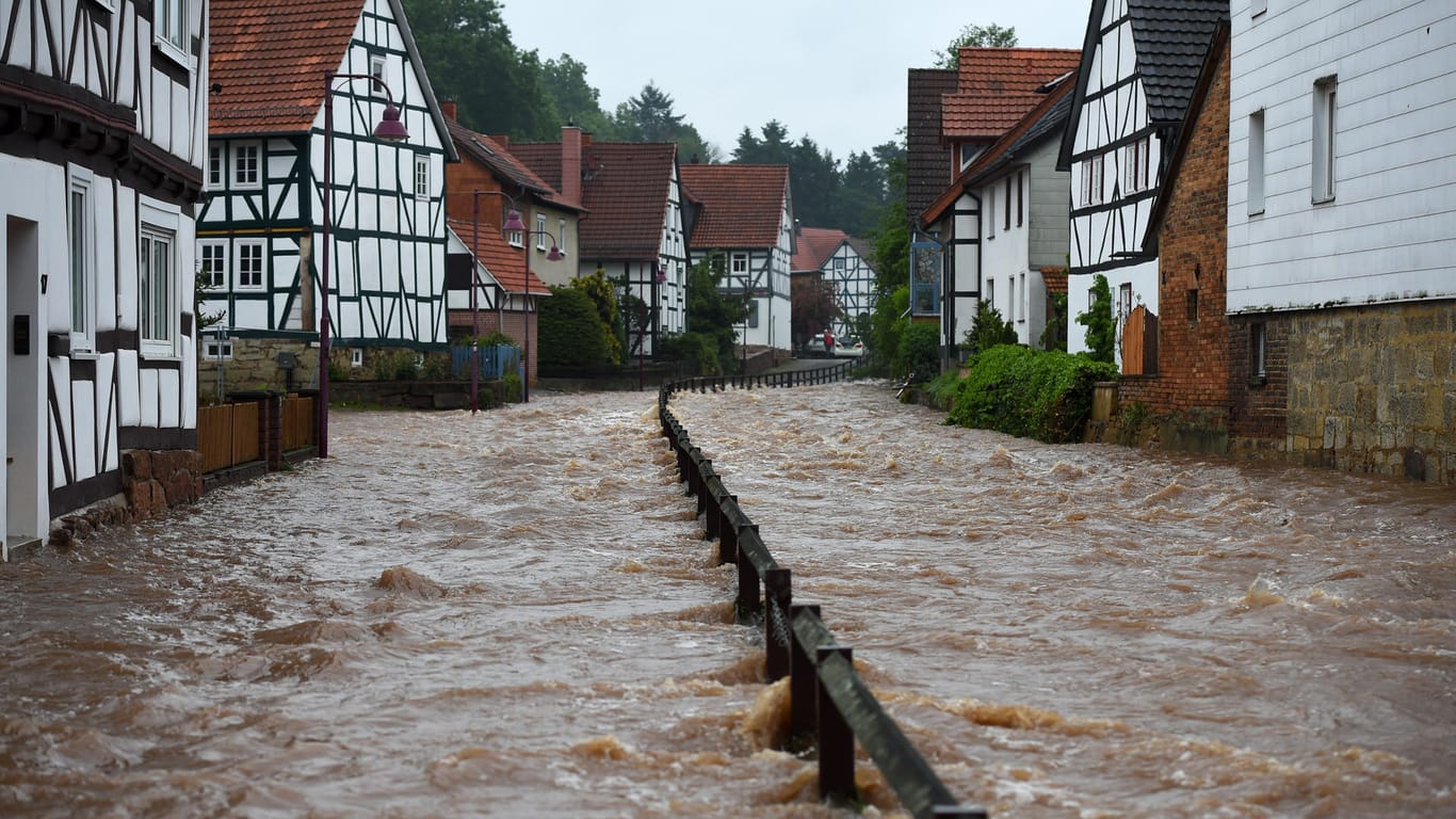 Hochwasser in Nordhessen: Schwere Regenfälle haben zahlreiche Bäche zum Überlaufen gebracht.