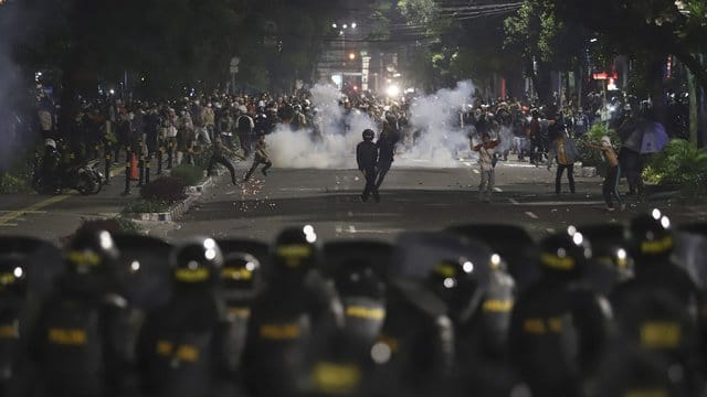 Mindestens sechs Menschen sind bei den Straßenkämpfen in Jakarta ums Leben gekommen. Mindestens sechs Menschen sind bei den Straßenkämpfen in Jakarta ums Leben gekommen.