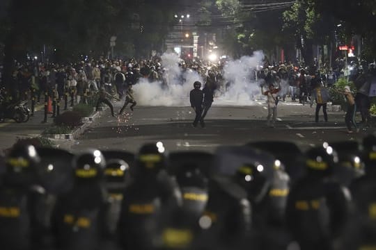 Mindestens sechs Menschen sind bei den Straßenkämpfen in Jakarta ums Leben gekommen.