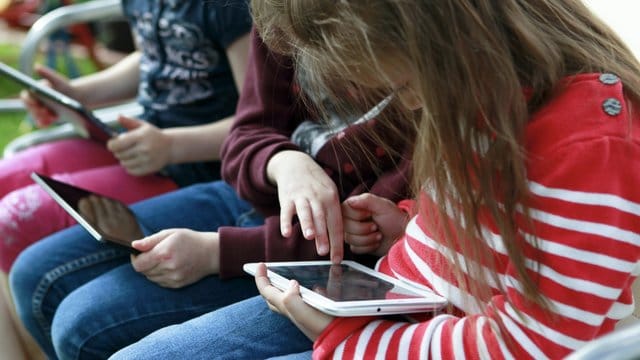 Ständiges Starren auf Displays kann bei Kindern Kurzsichtigkeit verursachen. Ständiges Starren auf Displays kann bei Kindern Kurzsichtigkeit verursachen.