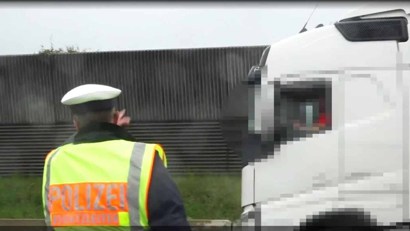 Ein Polizist weist einen Gaffer zurecht: Bei einem Unfall auf der A6 kam ein Lkw-Fahrer ums Leben.