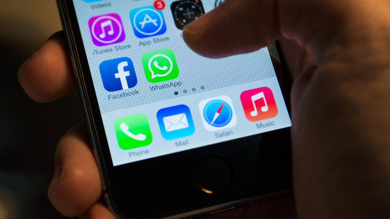 Ein iPhone-Nutzer tippt auf das WhatsApp-Icon: Der Messenger soll bald werbefinanziert sein.