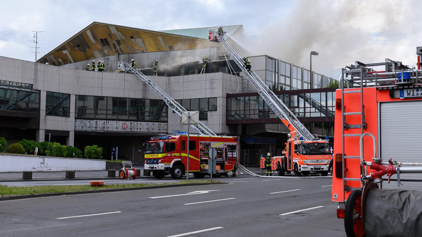 Brand in der Mainzer Rheingoldhalle: Die Polizei sucht nun nach dem Verantwortlichen.