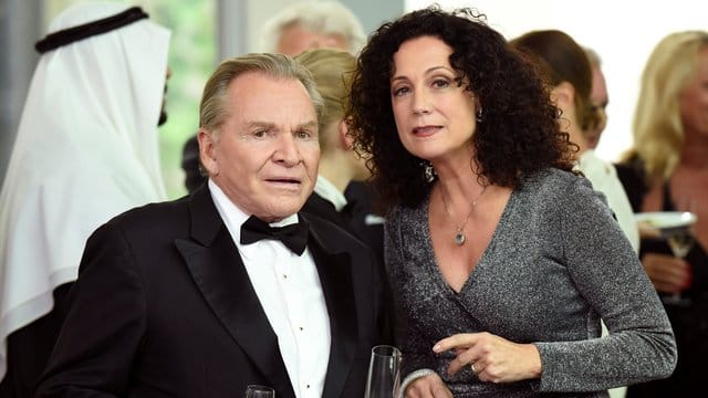 Immobilienmaklerin Jenny Winter (Barbara Wussow) hat Bürgermeister Wöller (Fritz Wepper) überredet, bei einem Gala-Dinner Kontakte zu potentiellen Luxus-Bunker-Investoren zu knüpfen.