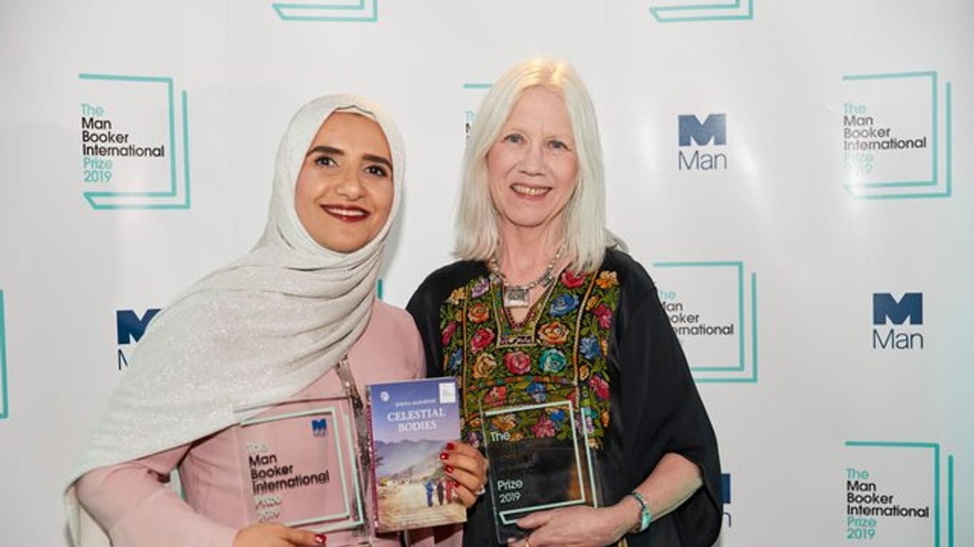 Jokha Alharthi (l) teilt sich den Preis mit ihrer Übersetzerin Marilyn Booth.