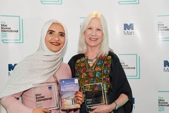 Jokha Alharthi (l) teilt sich den Preis mit ihrer Übersetzerin Marilyn Booth.