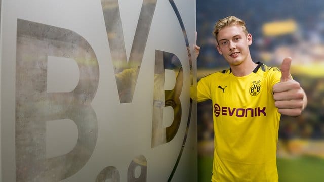 Julian Brandt posiert im BVB-Trikot. Julian Brandt posiert im BVB-Trikot.
