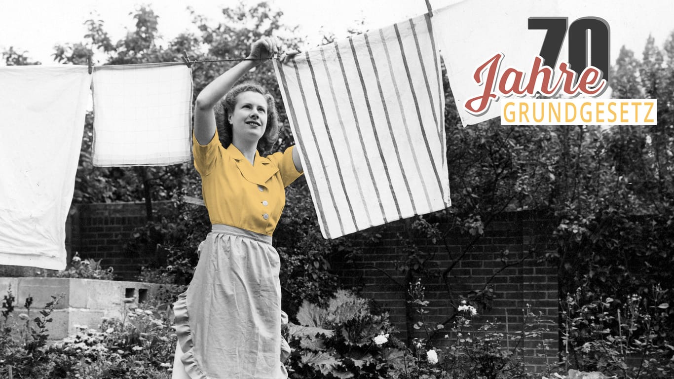 Wäsche aufhängen: Die Hausarbeit war in den 50er-Jahren Aufgabe der Frau.