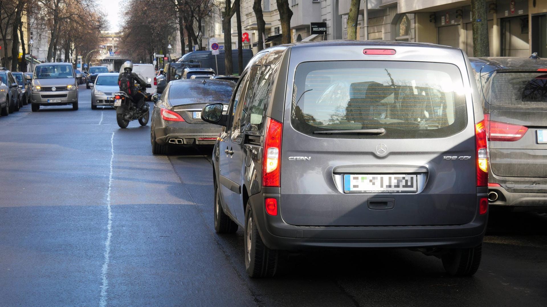 Parkspur blockiert: In der zweiten Reihe zu halten, ist nicht generell verboten.