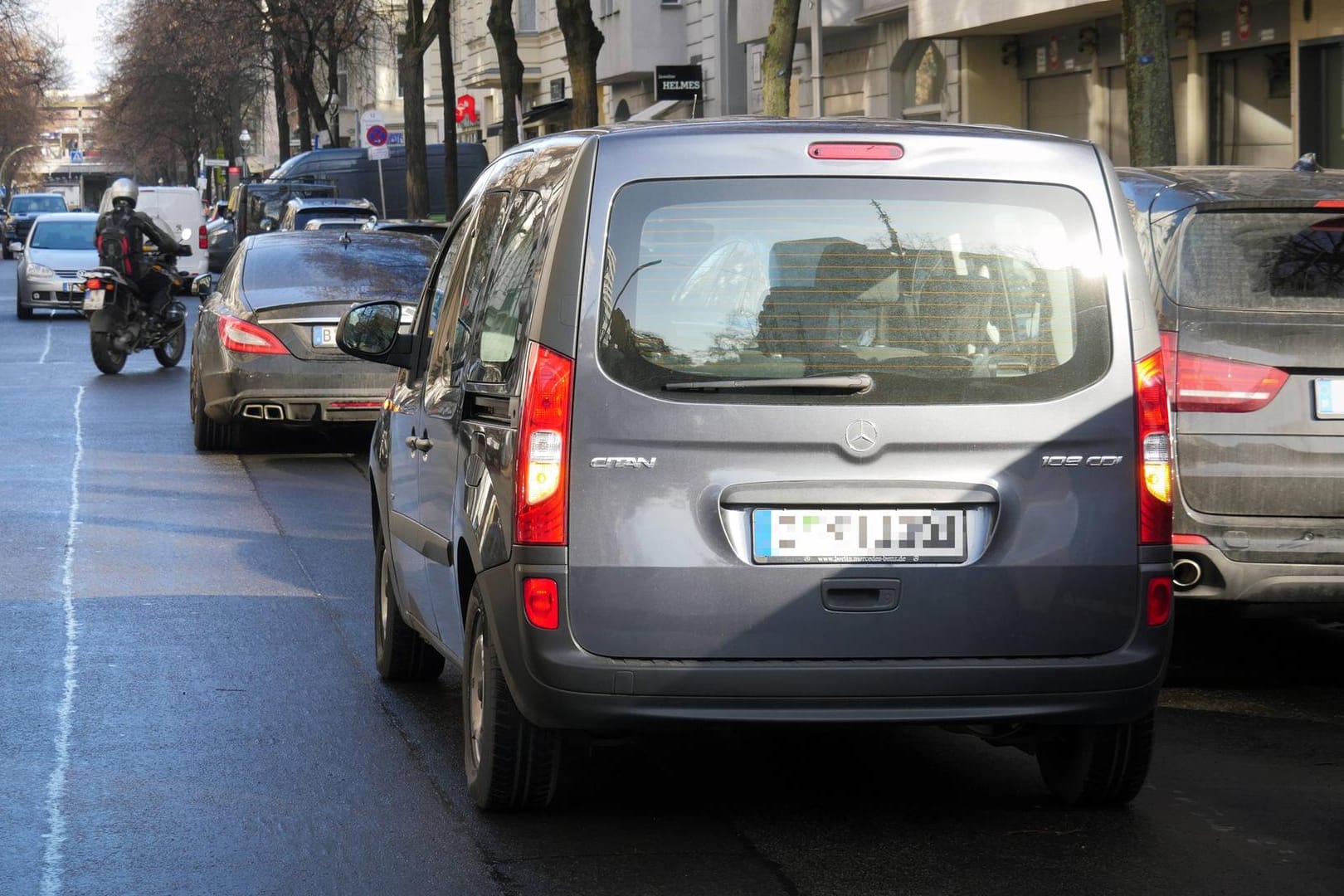 Parkspur blockiert: In der zweiten Reihe zu halten, ist nicht generell verboten.