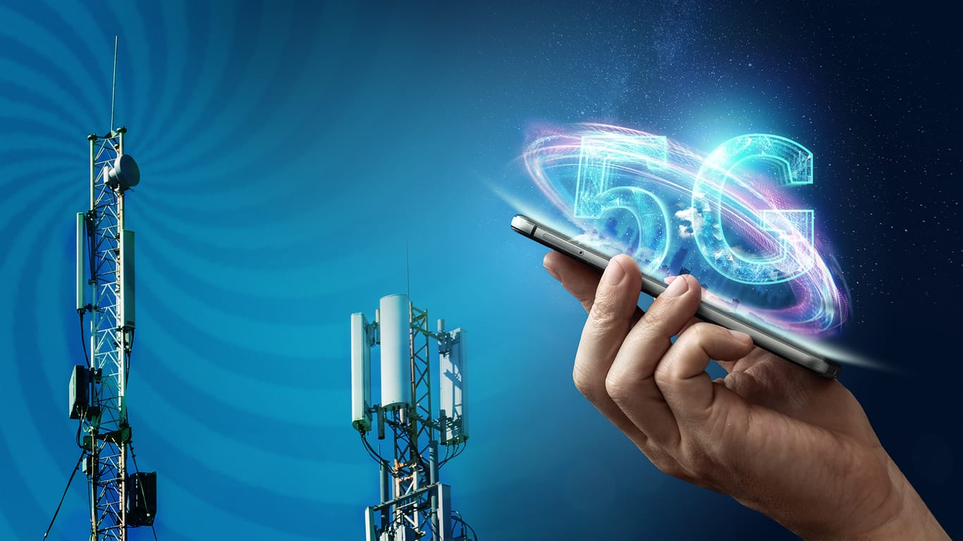 Die Fotomontage zeigt Mobilfunkmasten und ein 5G-Smartphone: Der neue Mobilfunkstandard 5G soll neue Geschäftsmodelle ermöglichen.