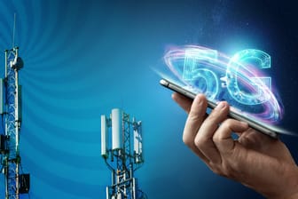 Die Fotomontage zeigt Mobilfunkmasten und ein 5G-Smartphone: Der neue Mobilfunkstandard 5G soll neue Geschäftsmodelle ermöglichen.