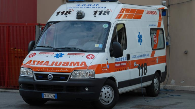 Ein Rettungswagen in Italien: Bei einem Busunglück wurden mehrere Menschen verletzt. (Symbolbild)