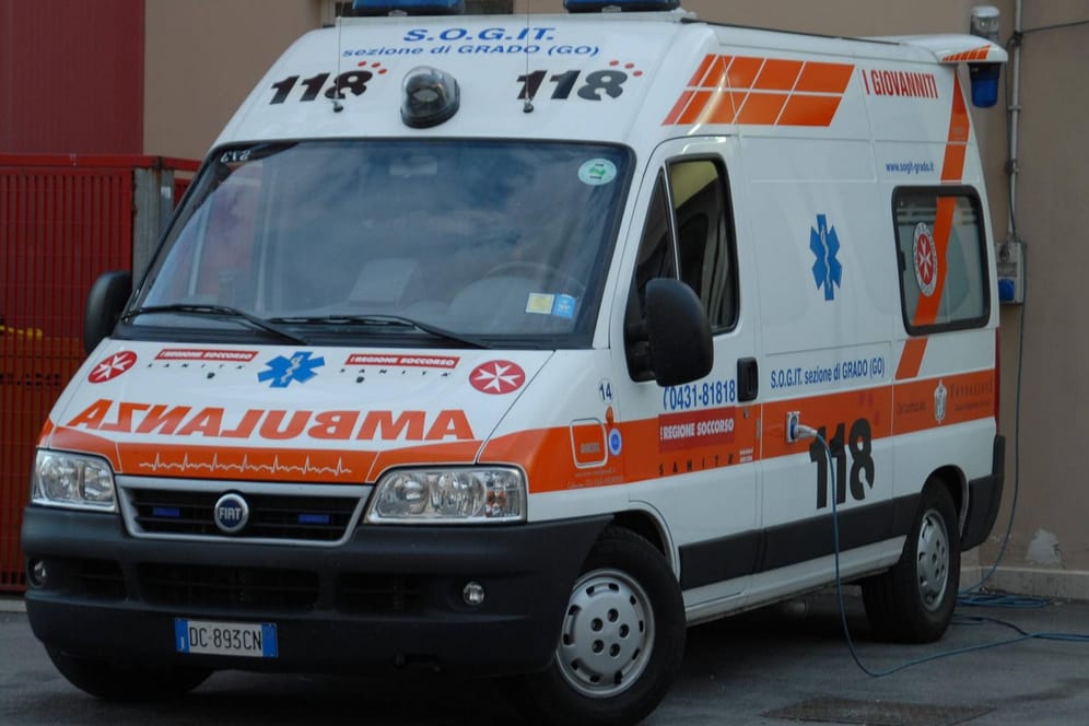 Ein Rettungswagen in Italien: Bei einem Busunglück wurden mehrere Menschen verletzt. (Symbolbild)