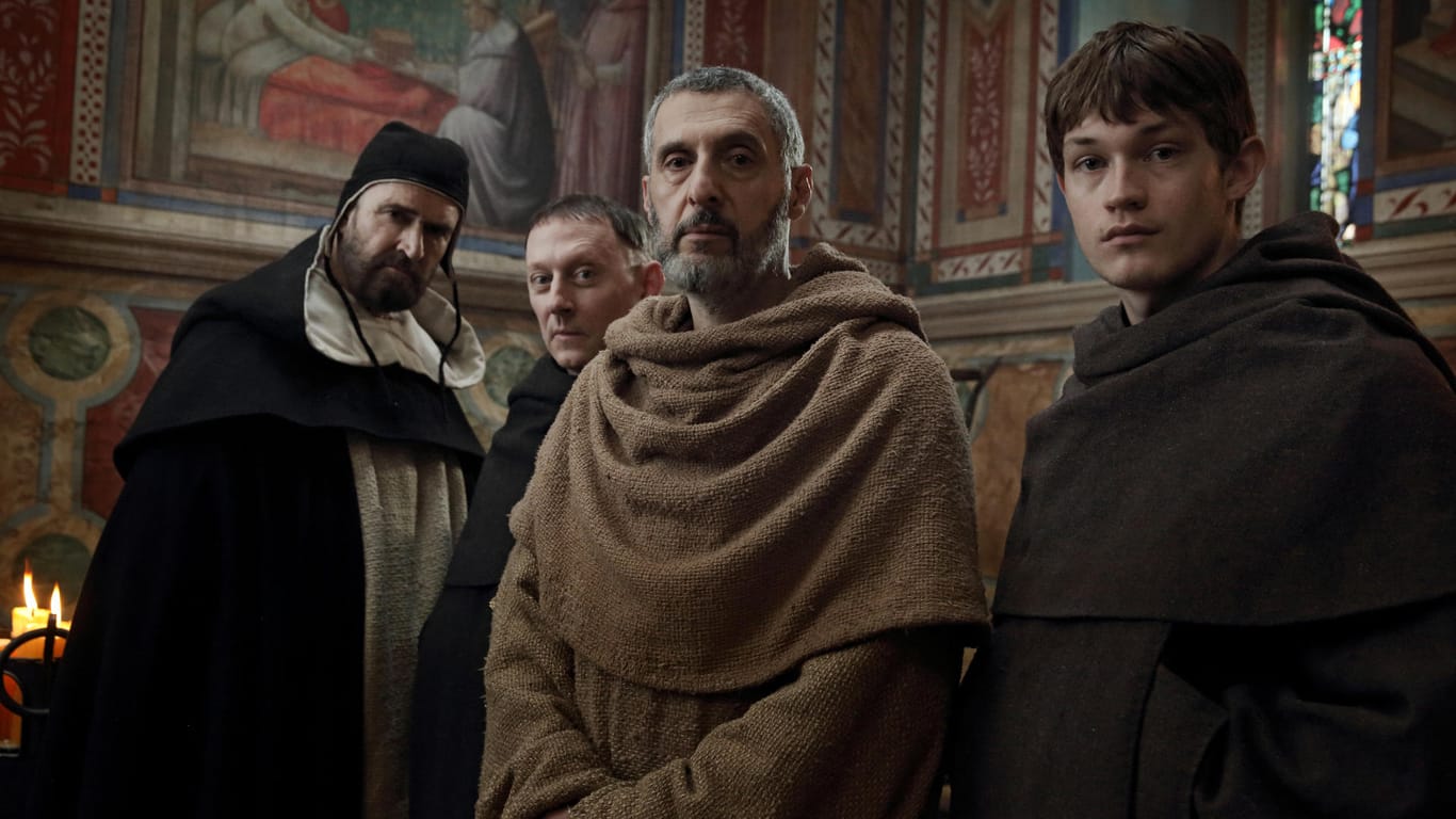 "Der Name der Rose": John Turturro (Mitte) ist als William von Baskerville und Damian Hardung (rechts) als Adson von Melk in der achtteiligen Serie zu sehen.