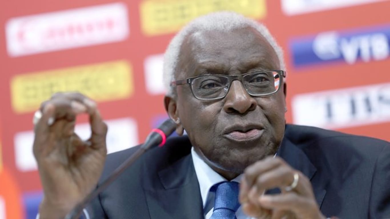 Der ehemalige Präsident der IAAF) Lamine Diack muss sich vor Gericht verantworten.