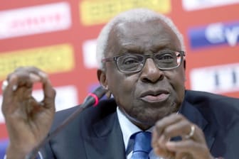 Der ehemalige Präsident der IAAF) Lamine Diack muss sich vor Gericht verantworten.