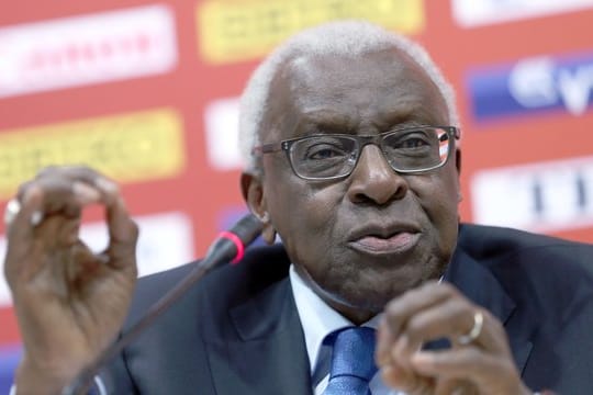 Der ehemalige Präsident der IAAF) Lamine Diack muss sich vor Gericht verantworten.