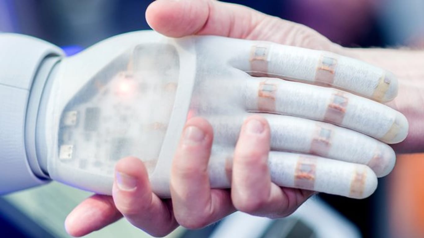 Handschlag mit einem bionischen Roboter.