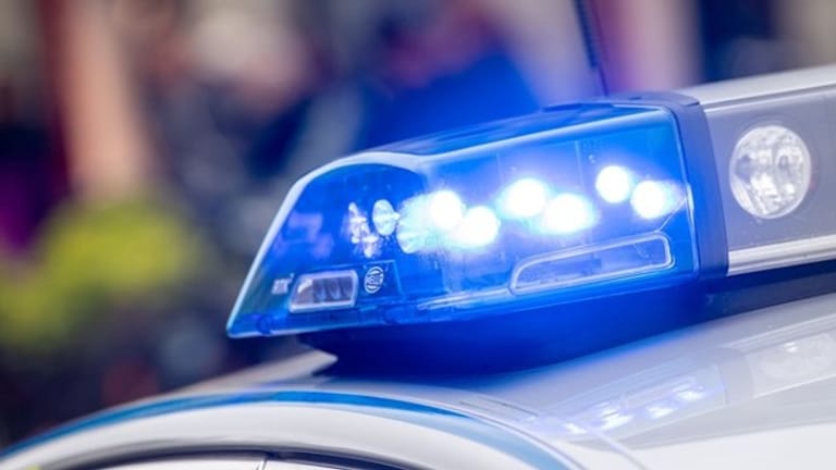 Blaulicht der Polizei (Symbolbild): In Sachsen hat die Polizei bei einer Durchsuchung zahlreiche Waffen und Material zum Munitionsbau gefunden.